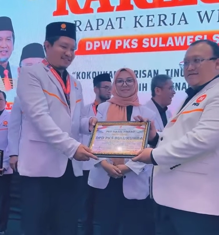 DPD PKS Bulukumba meraih penghargaan di Rakerwil PKS Sulsel berkat keberhasilan menambah kursi dan menempatkan kader sebagai Ketua DPRD Bulukumba.