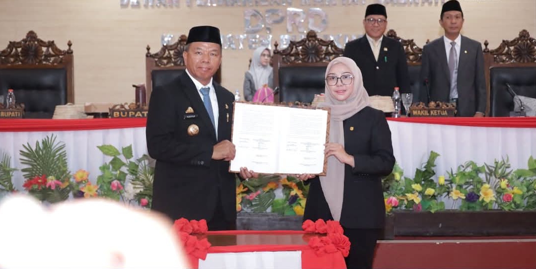 Rapat Paripurna DPRD Bulukumba bersama Pemkab pada Jumat 28 November 2025 mengesahkan APBD 2026 sebesar Rp1,3 Triliun.