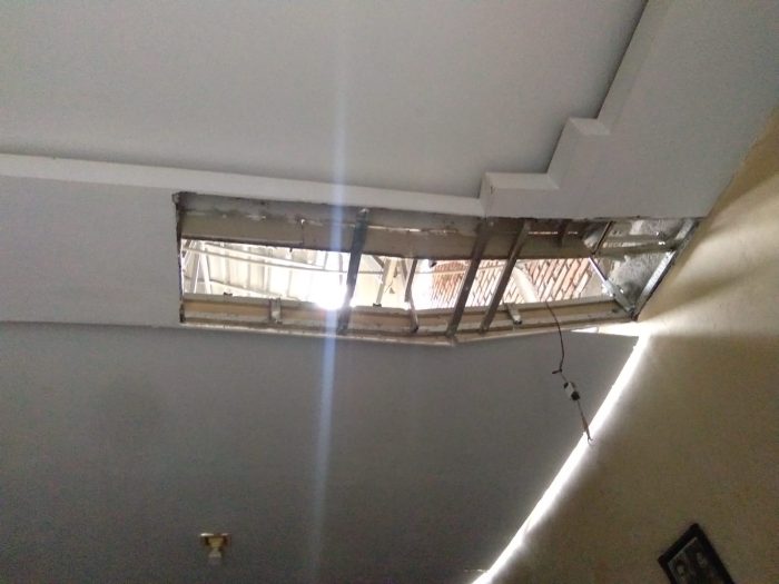 Dua rumah warga di Kelurahan Terang-terang, Ujungbulu, Bulukumba rusak akibat angin kencang pada 24 November 2025.