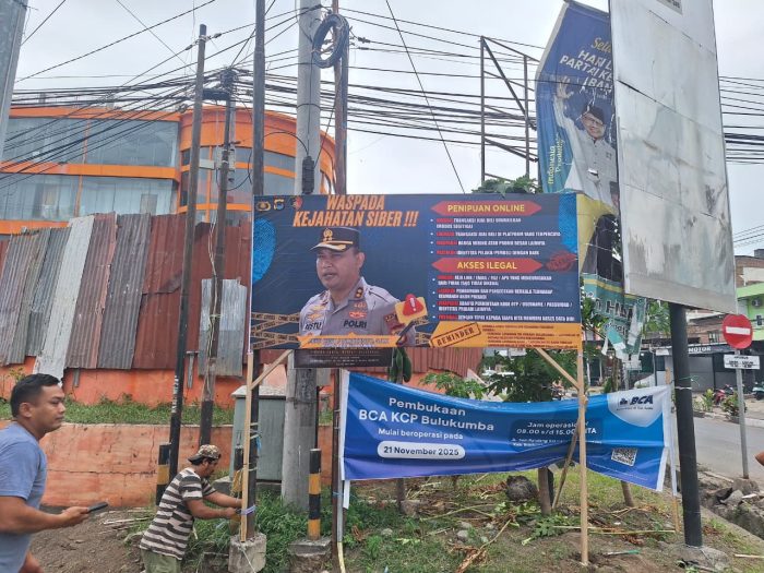 Polres Bulukumba memasang baliho imbauan Waspada Kejahatan Siber di titik strategis Kota Bulukumba untuk mencegah maraknya penipuan online.