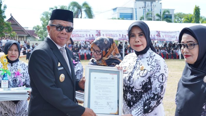 PGRI Bulukumba rayakan Hari Guru Nasional dan HUT ke-80 PGRI dengan upacara meriah yang dipimpin Bupati Andi Utta, sekaligus peluncuran Koperasi Lentera Merah Putih.