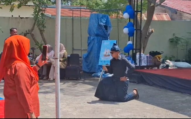 Desa Tamalanrea mewakili Kecamatan Bontotiro pada Festival Literasi Bulukumba 2025 dengan menampilkan tarian adat Angngaru dan pertunjukan Ganrang, serta memamerkan koleksi buku dan UMKM unggulan desa.