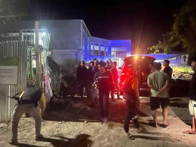 Keributan di area proyek pembangunan RS Sultan Daeng Raja Bulukumba pada Sabtu malam, 29 November 2025.