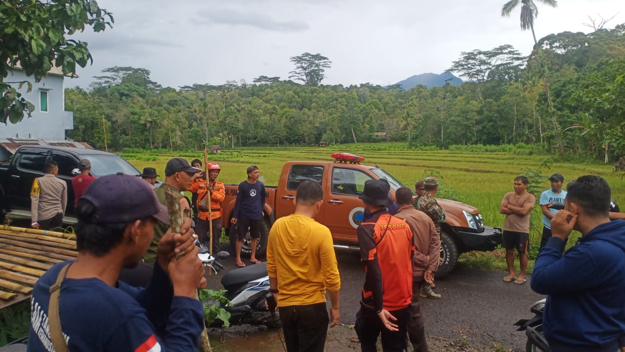 Seorang nenek berusia 80 tahun di Dusun Bambaungan, Desa Balang Taroang, Bulukumpa, dilaporkan hilang sejak 28 November 2025. BPBD Bulukumba bersama TNI, Polri, dan relawan terus melakukan pencarian meski hujan mengguyur wilayah tersebut.