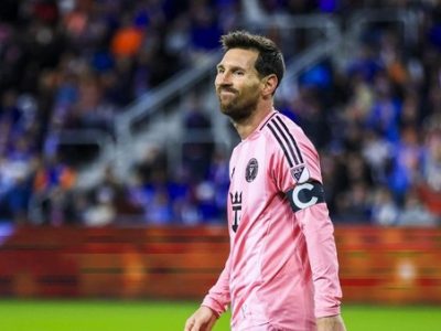 Lionel Messi resmi memecahkan rekor assist terbanyak sepanjang masa dengan total 405 assist.