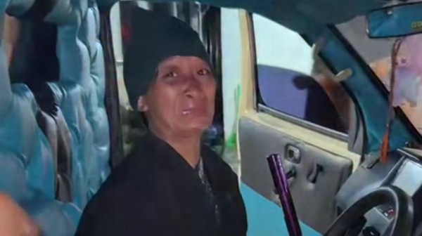 Tampang wanita Diduga ODGJ yang membawa kabar mobil pickup milik warga di Gowa, Sulawesi Selatan.