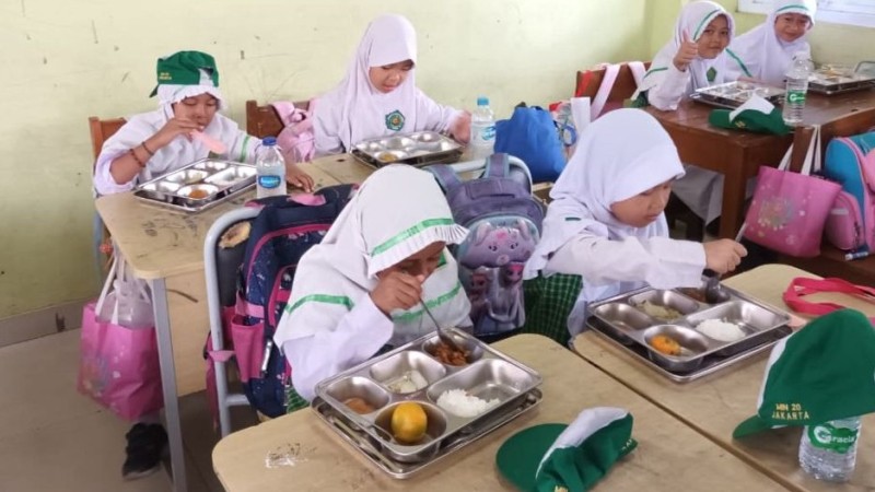 Siswa sedang menyantap Makanan Bergizi Gratis (MBG).