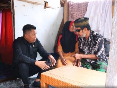 Anggota DPRD Bulukumba dari Fraksi NasDem, Kurdiansyah Anggoro bersama Dinas Sosial melakukan kunjungan kemanusiaan kepada warga sakit menahun di Lingkungan Caile.