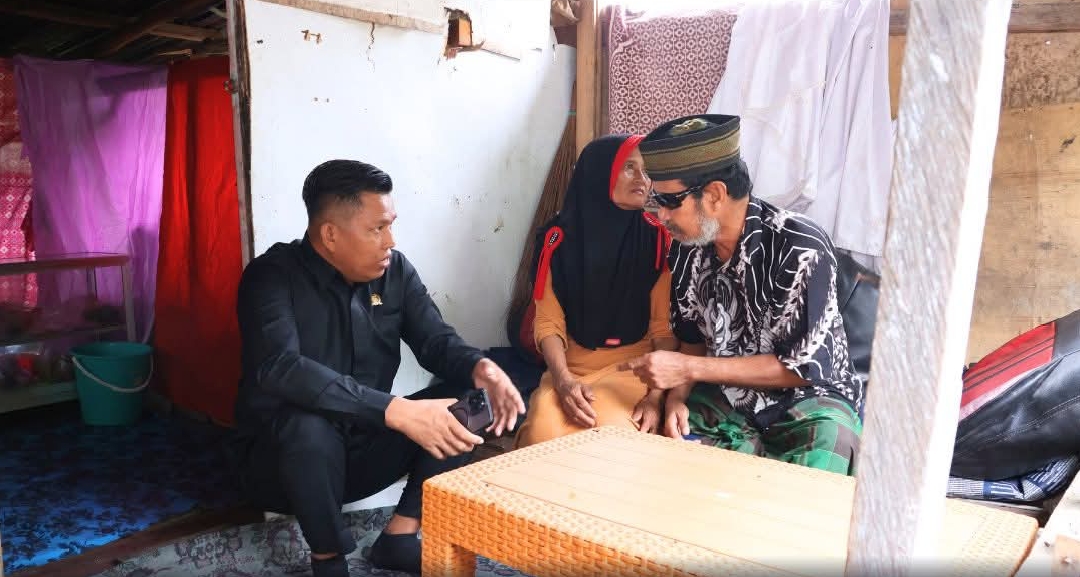 Anggota DPRD Bulukumba dari Fraksi NasDem, Kurdiansyah Anggoro bersama Dinas Sosial melakukan kunjungan kemanusiaan kepada warga sakit menahun di Lingkungan Caile.