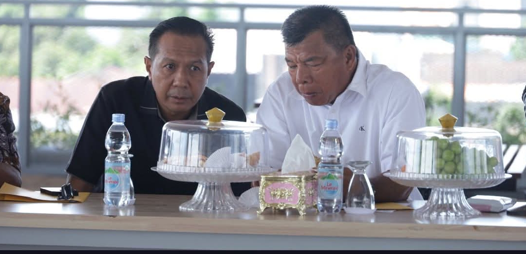 Wakil Ketua DPRD Bulukumba, Syahruni Haris dan Bupati Bulukumba, Andi Muchtar Ali Yusuf saat menghadiri kegiatan Sosialisasi Aplikasi GEOMAPS dan SIPRIDA yang dirangkaikan dengan Monitoring dan Evaluasi Pendapatan Asli Daerah (PAD) Tahun 2025