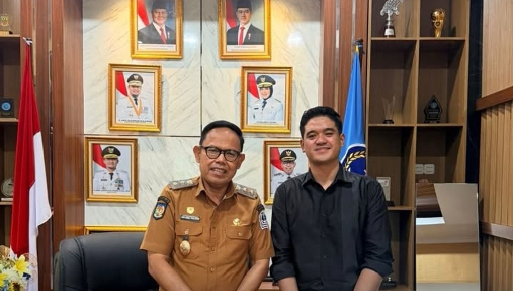 Finalis Indonesian Idol Season 14, Andi Aditya Prayoga saat bertemu Wakil Bupati Bone, Andi Akmal Pasluddin.