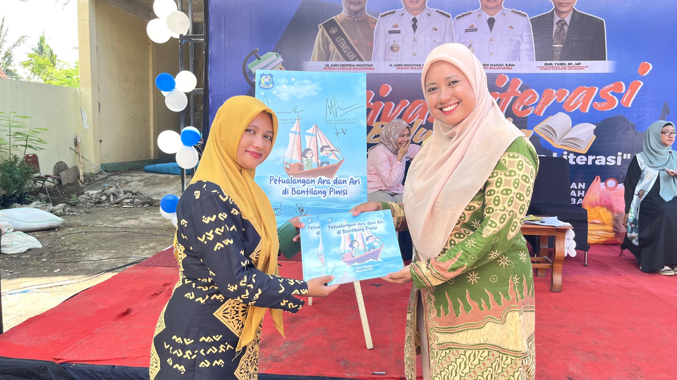 Buku cerita bergambar “Petualangan Ara dan Ari di Bantilang Pinisi” produksi Diskominfo Bulukumba ikut meramaikan Festival Literasi 2025 dengan memperkuat semangat literasi budaya Pinisi sebagai warisan dunia UNESCO.