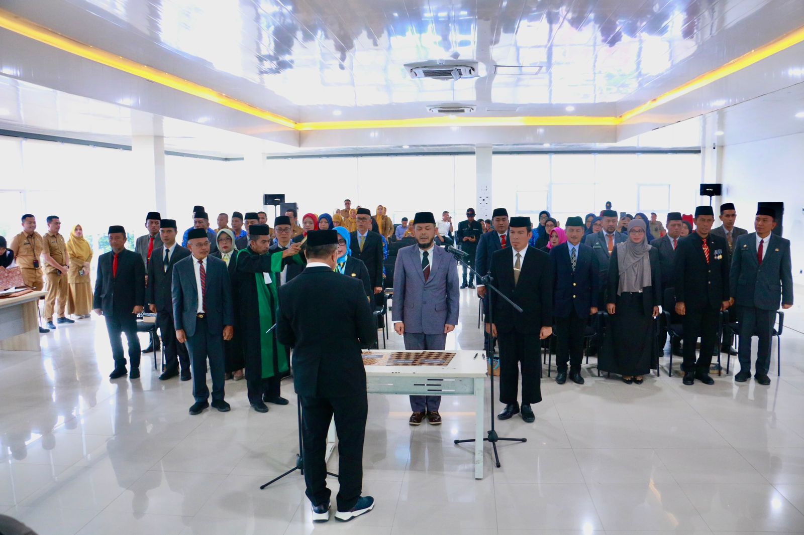 Bupati Bulukumba Andi Muchtar Ali Yusuf resmi melantik puluhan Pejabat Eselon II dan fungsional pada 1 Desember 2025.