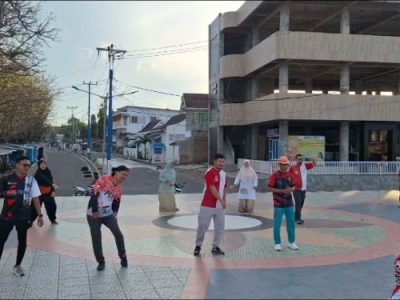 Rakerda PKS Bulukumba 2025 dibuka dengan senam pagi dan Gerak PKS di Pantai Bira, Rabu, 3 Desember 2025.