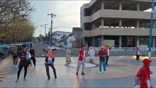 Rakerda PKS Bulukumba 2025 dibuka dengan senam pagi dan Gerak PKS di Pantai Bira, Rabu, 3 Desember 2025.