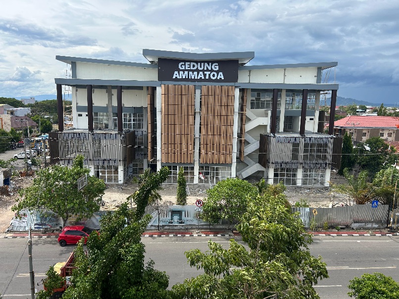 Gedung Ammatoa Bulukumba yang mulai berdiri megah di kawasan pusat pemerintahan, tepat di seberang Gedung Pinisi, sebagai simbol budaya dan ruang seni daerah.