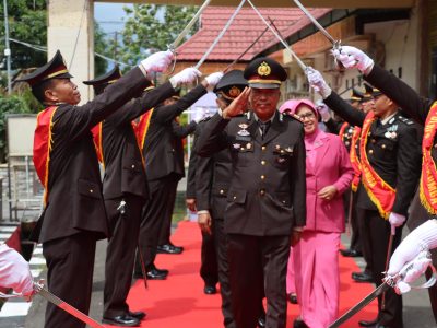 Upacara Wisuda Purna Bakti Polres Bulukumba berlangsung khidmat dengan tradisi Pedang Pora.