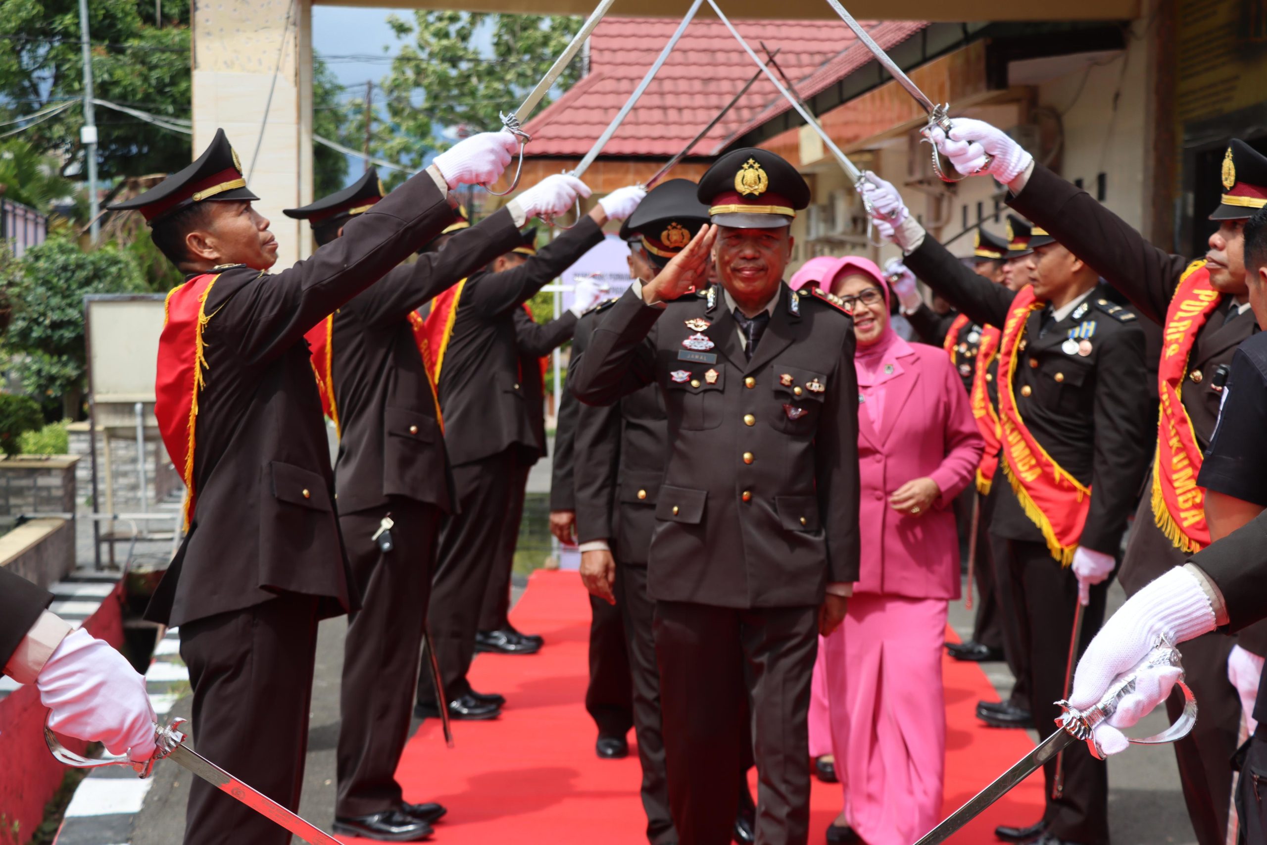 Upacara Wisuda Purna Bakti Polres Bulukumba berlangsung khidmat dengan tradisi Pedang Pora.