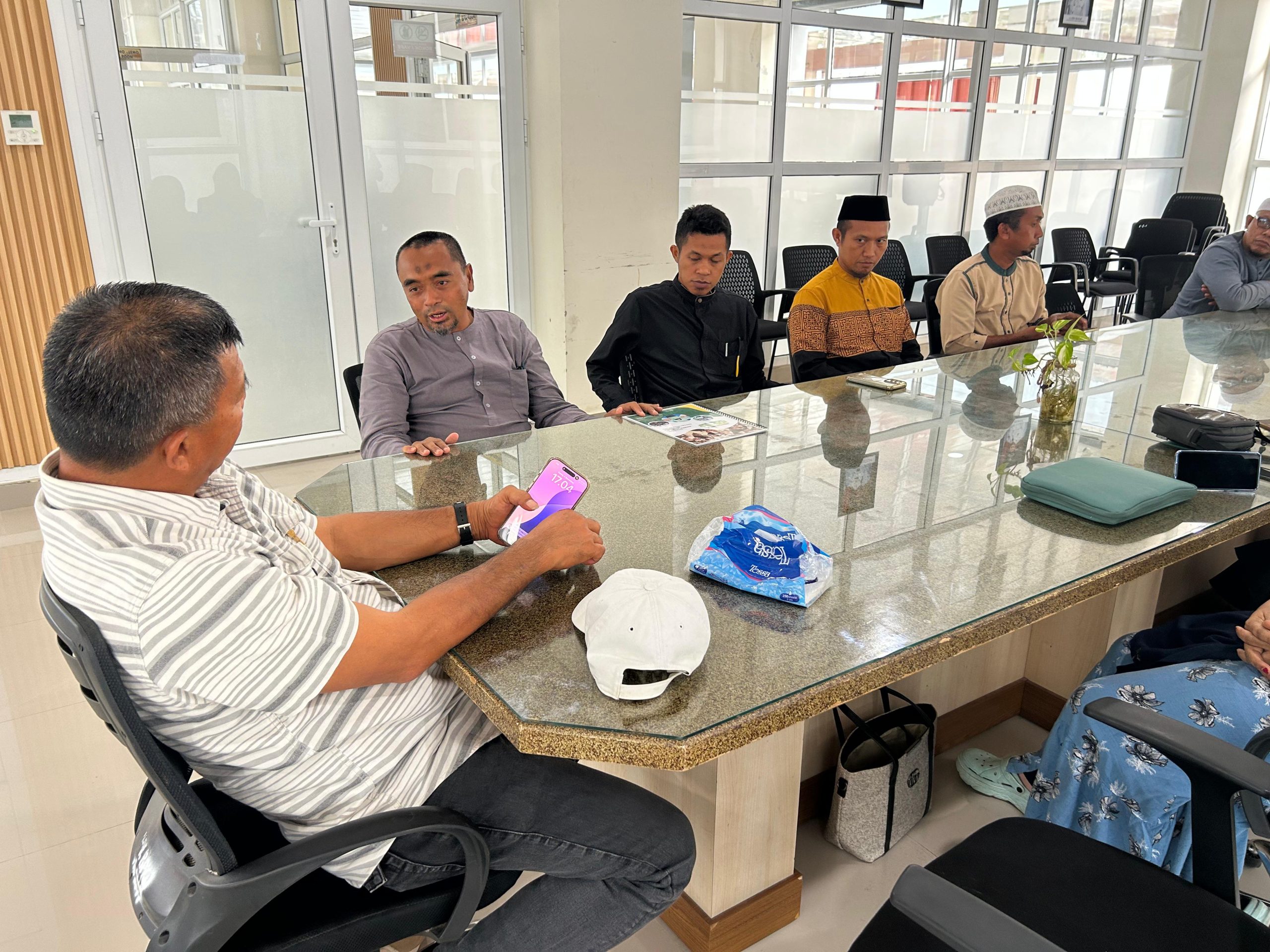 Bupati Bulukumba Andi Muchtar Ali Yusuf menerima kunjungan Panitia Membahagiakan Santri se-Indonesia untuk membahas rencana pelaksanaan event nasional pada Januari 2026 dengan peserta lebih dari 1.000 santri dari 150 daerah.