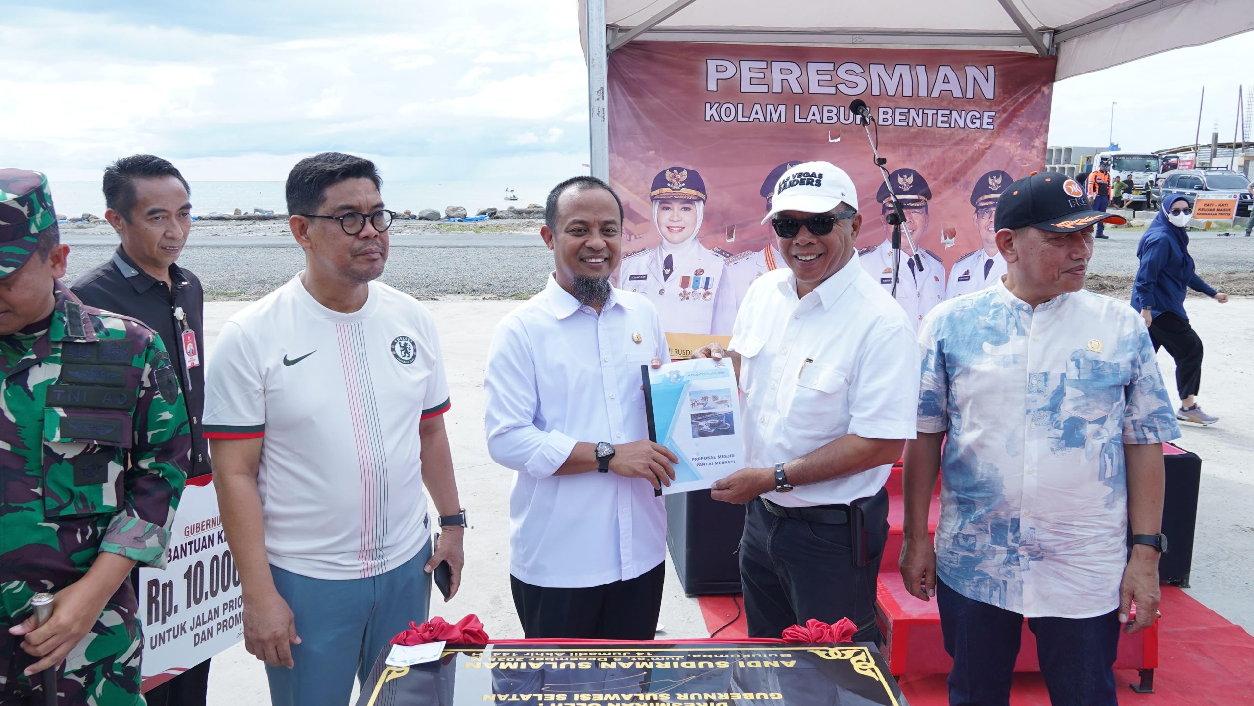 Gubernur Sulsel Andi Sudirman Sulaiman meresmikan Kolam Labuh Bentenge Bulukumba sebagai ikon baru pesisir.