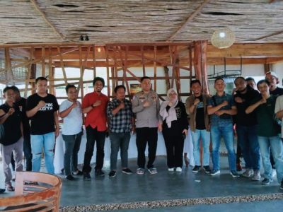 Kanit Regident Polres Bulukumba mengadakan silaturahmi bersama para jurnalis di Resto Green Land Toddopuli.