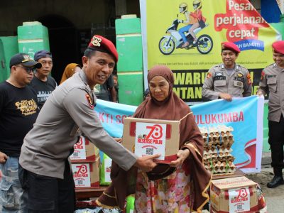 Sat Reskrim Polres Bulukumba gelar baksos jelang Hari Jadi Reserse ke-78 dengan menyalurkan paket sembako kepada warga kurang mampu di dua lokasi Ujung Bulu.