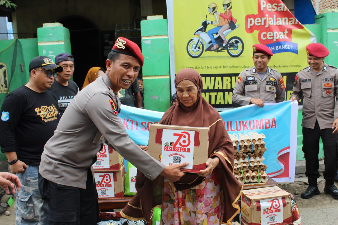 Sat Reskrim Polres Bulukumba gelar baksos jelang Hari Jadi Reserse ke-78 dengan menyalurkan paket sembako kepada warga kurang mampu di dua lokasi Ujung Bulu.