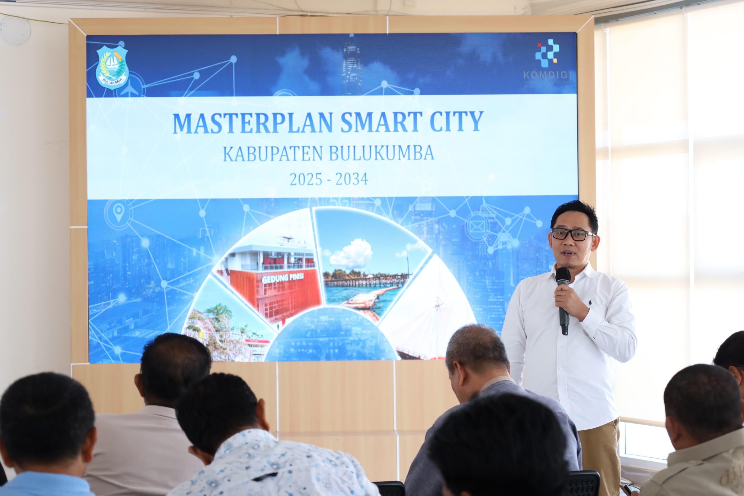 Pemkab Bulukumba menggelar Seminar Akhir Penyusunan Masterplan Smart City 2025 sebagai langkah strategis mempercepat transformasi digital dan peningkatan layanan publik berbasis teknologi.