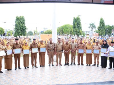 Bupati Bulukumba Andi Utta menyerahkan penghargaan Adiwiyata 2025 kepada 12 sekolah