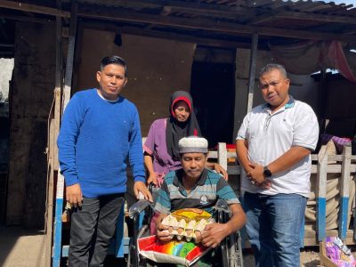 Anggota DPRD Bulukumba Kurdiansyah Anggoro bersama Ketua Perpadi Bulukumba, H. Islamuddin Sulaiman mengunjungi kediaman Ambo Enre penderita diabetes menahun.