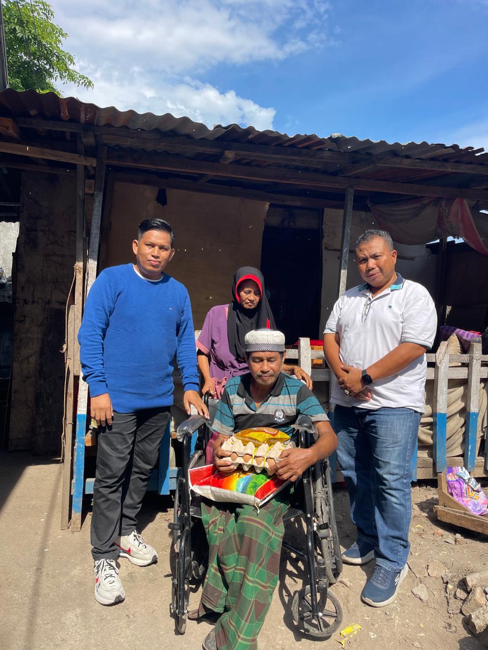 Anggota DPRD Bulukumba Kurdiansyah Anggoro bersama Ketua Perpadi Bulukumba, H. Islamuddin Sulaiman mengunjungi kediaman Ambo Enre penderita diabetes menahun.