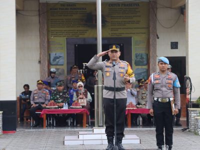 Kapolres Bulukumba AKBP Restu Wijayanto memimpin Apel Gelar Pasukan Operasi Lilin 2025 untuk pengamanan Natal 2025 dan Tahun Baru 2026 di Bulukumba.