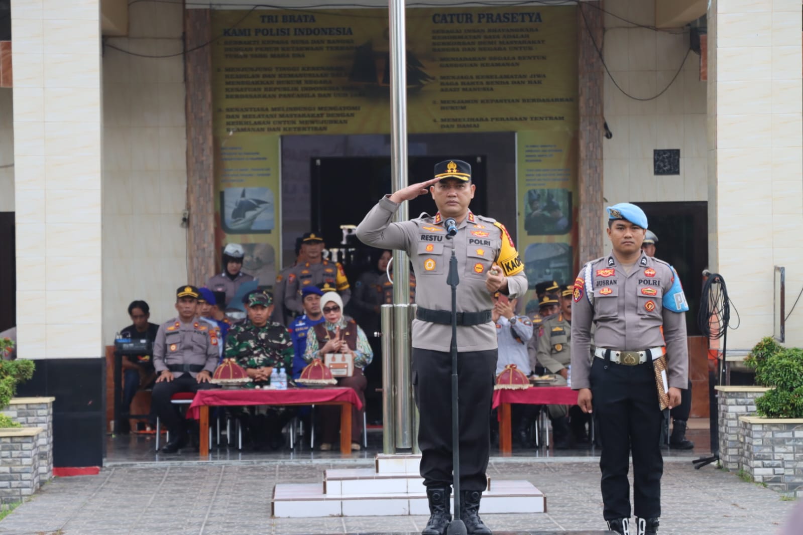 Kapolres Bulukumba AKBP Restu Wijayanto memimpin Apel Gelar Pasukan Operasi Lilin 2025 untuk pengamanan Natal 2025 dan Tahun Baru 2026 di Bulukumba.