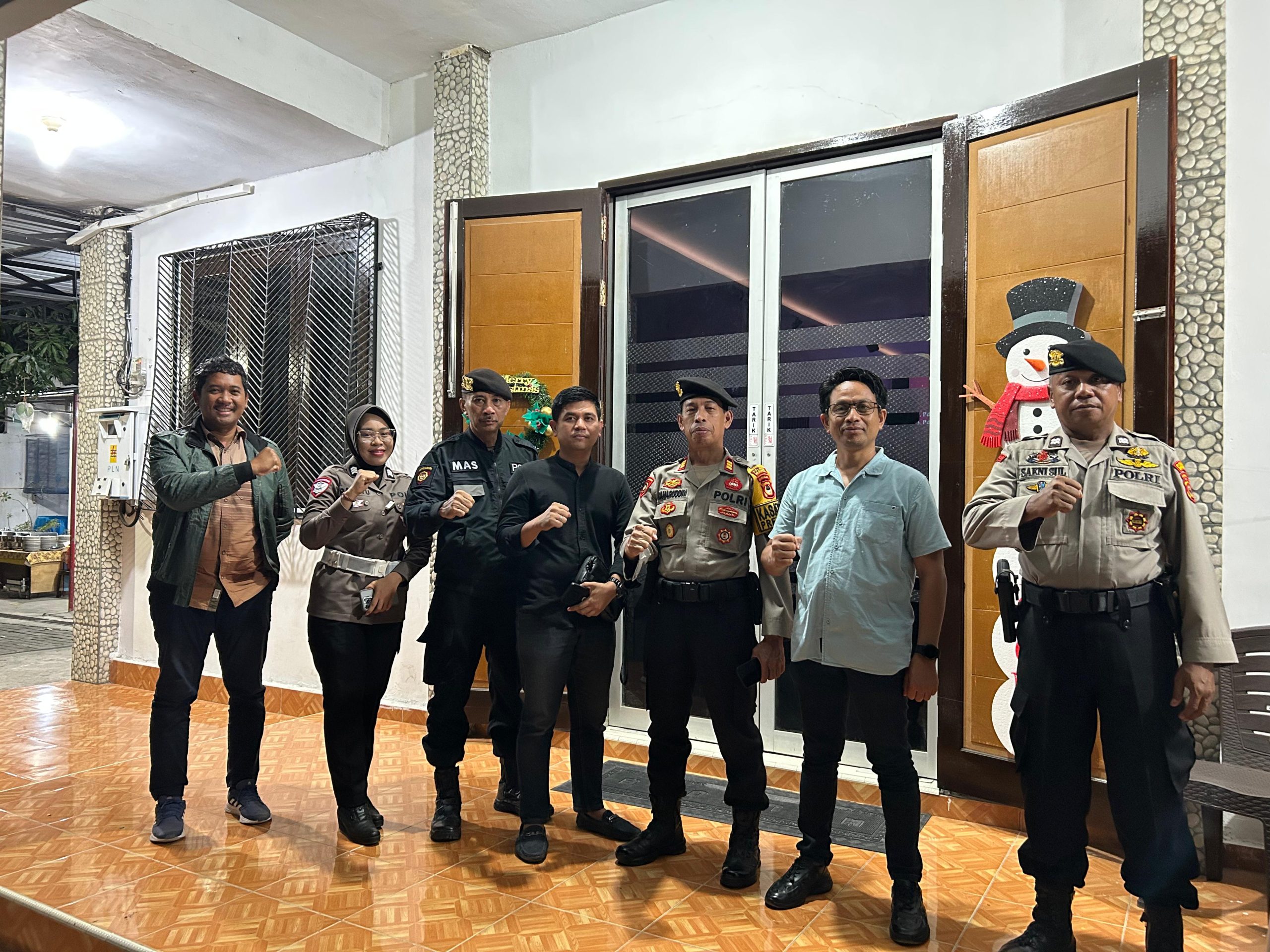 Polres Bulukumba melaksanakan pengamanan ibadah Natal di GKI Bulukumba dengan melibatkan personel gabungan.