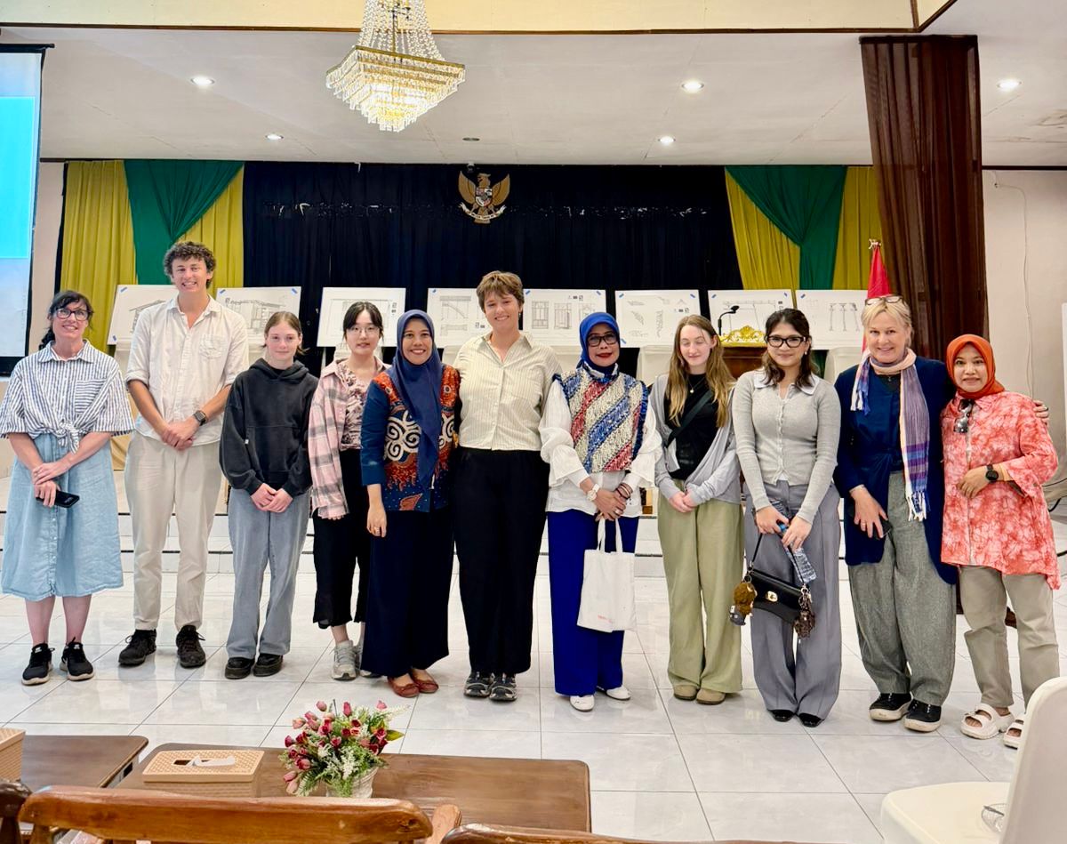 Disparpora Bulukumba mengapresiasi kolaborasi riset internasional University of South Australia dan UNM terkait pelestarian arsitektur vernakular Tana Beru dan Bira yang dipamerkan di Kawasan Wisata Tanjung Bira.