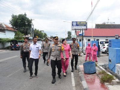 Kapolres Bulukumba AKBP Restu Wijayanto meninjau Pos Terpadu Operasi Lilin 2025 guna memastikan keamanan dan pelayanan masyarakat selama perayaan Natal 2025 dan Tahun Baru 2026 di Bulukumba.
