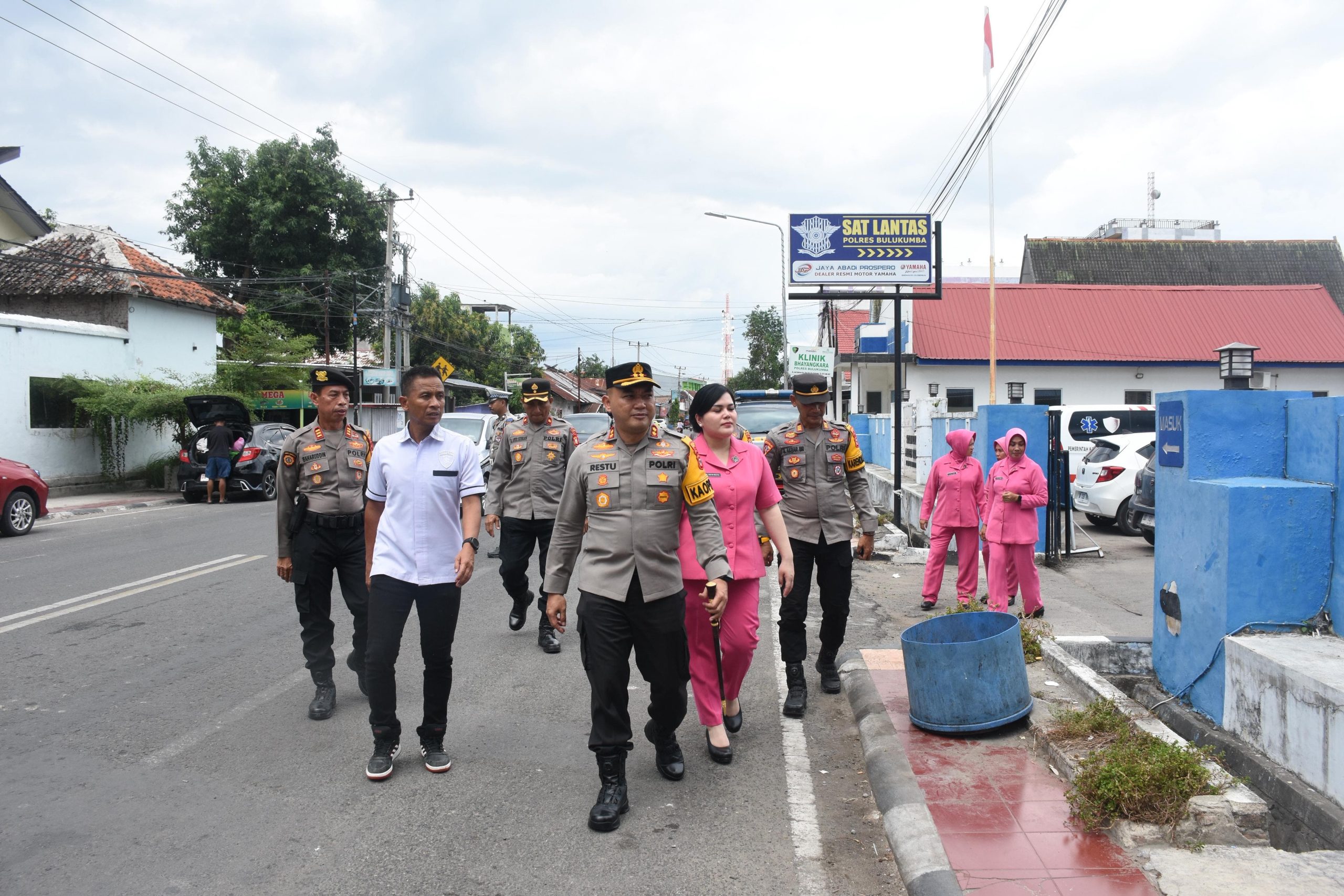 Kapolres Bulukumba AKBP Restu Wijayanto meninjau Pos Terpadu Operasi Lilin 2025 guna memastikan keamanan dan pelayanan masyarakat selama perayaan Natal 2025 dan Tahun Baru 2026 di Bulukumba.