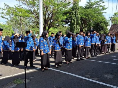 51 pegawai Sekretariat DPRD Bulukumba resmi menerima SK PPPK Paruh Waktu yang diserahkan langsung oleh Sekretaris DPRD pada Senin, 29 Desember 2025.