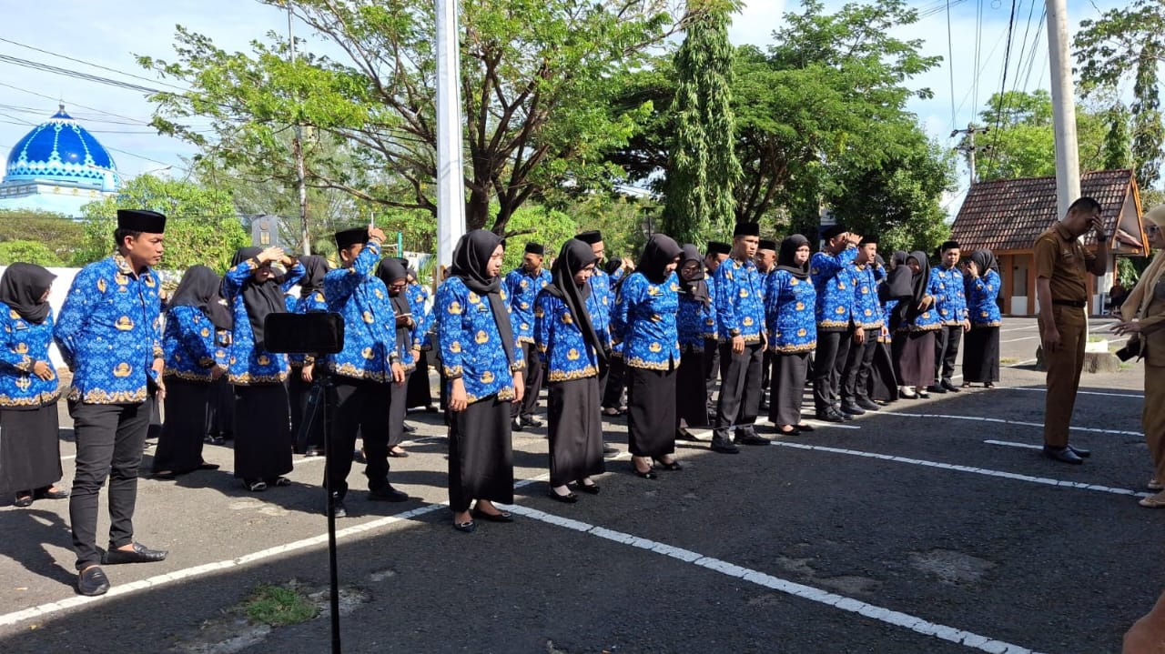 51 pegawai Sekretariat DPRD Bulukumba resmi menerima SK PPPK Paruh Waktu yang diserahkan langsung oleh Sekretaris DPRD pada Senin, 29 Desember 2025.