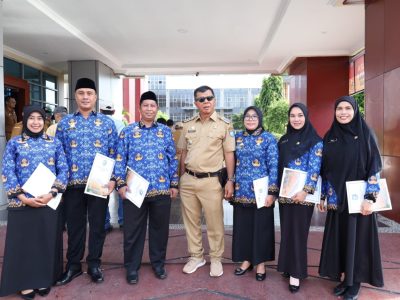 Bupati Bulukumba Andi Muchtar Ali Yusuf bersama sejumlah PPPK Paruh Waktu yang baru saja menerima SK, Senin, 29 Desember 2025.