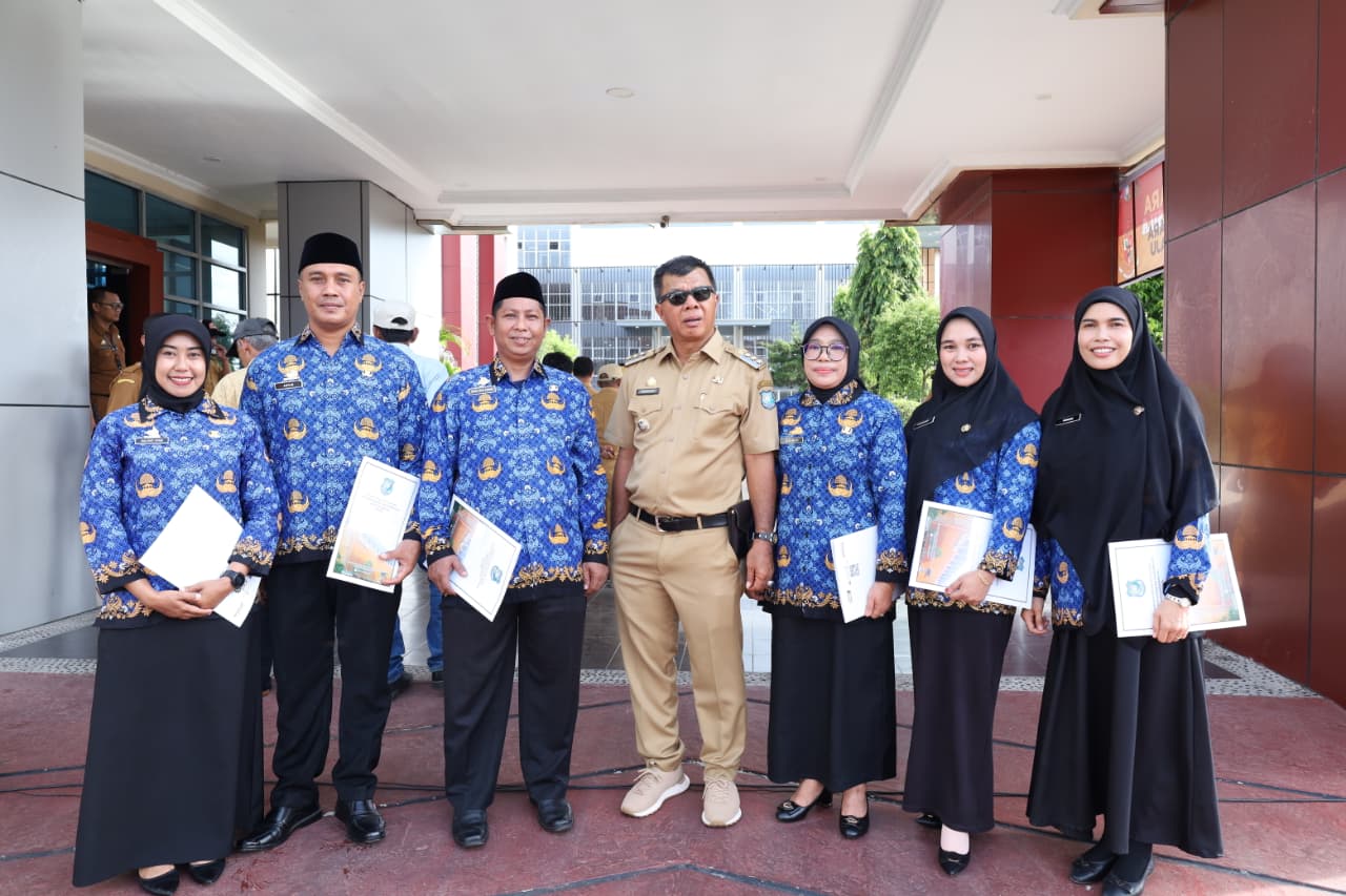 Bupati Bulukumba Andi Muchtar Ali Yusuf bersama sejumlah PPPK Paruh Waktu yang baru saja menerima SK, Senin, 29 Desember 2025.