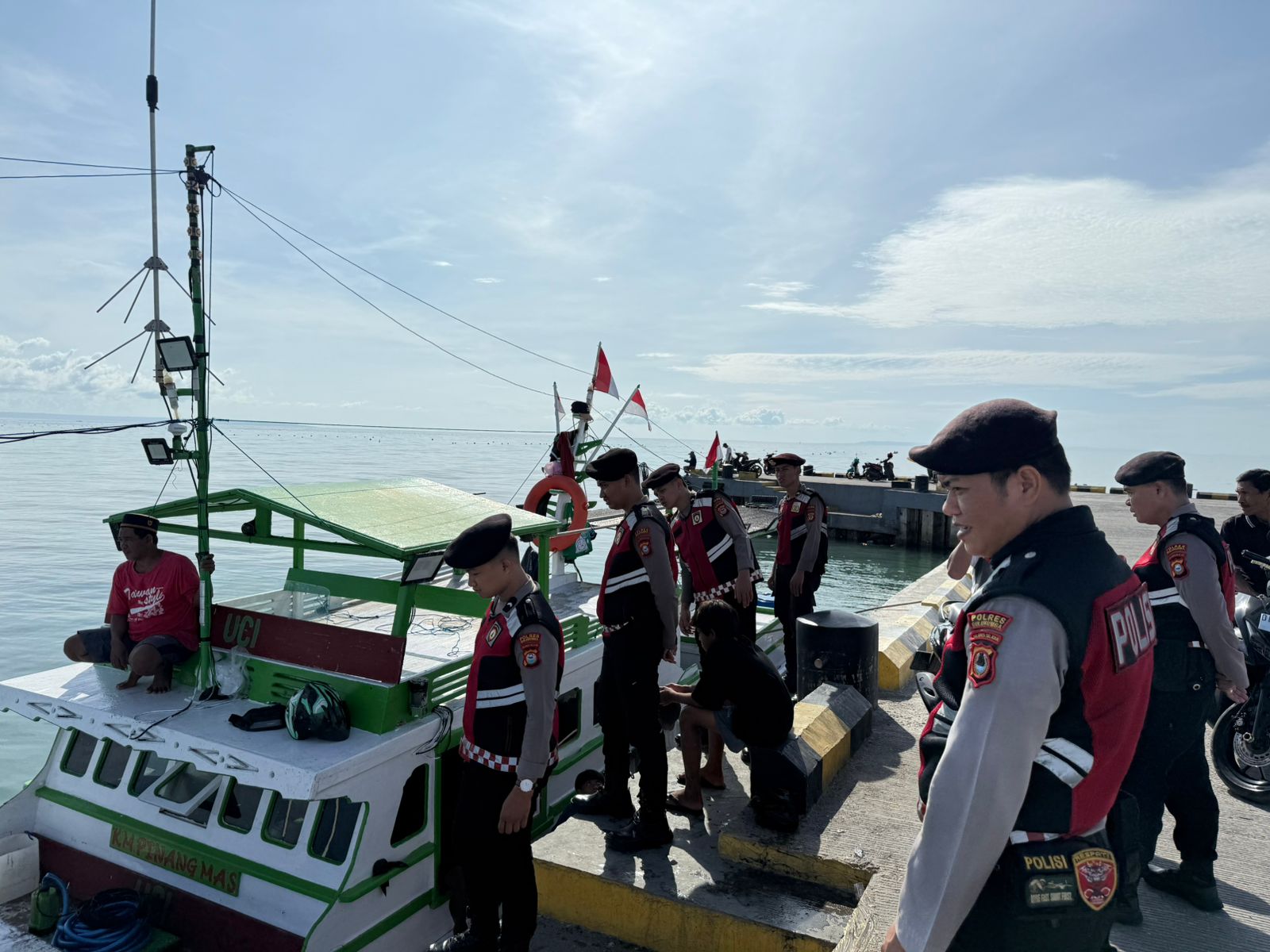 Personel Sat Samapta Polres Bulukumba melaksanakan patroli dialogis dan imbauan keselamatan kepada nelayan di Dermaga Bentenge.
