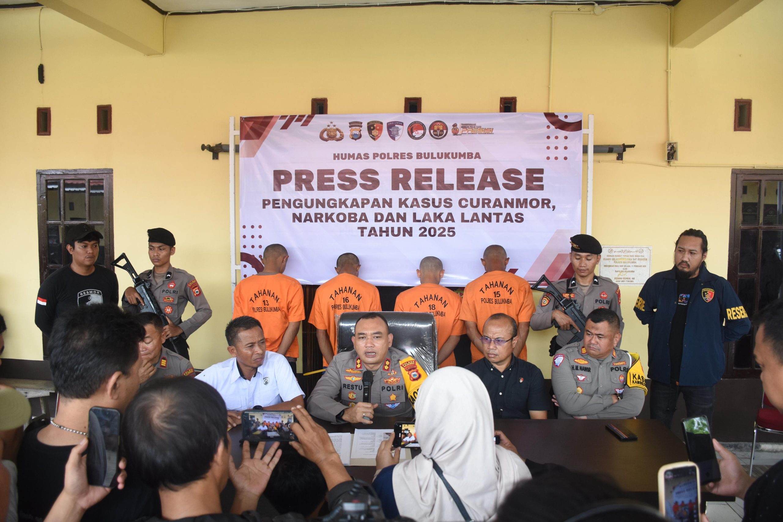 Kapolres Bulukumba AKBP Restu Wijayanto memimpin Press Release Akhir Tahun 2025 Polres Bulukumba