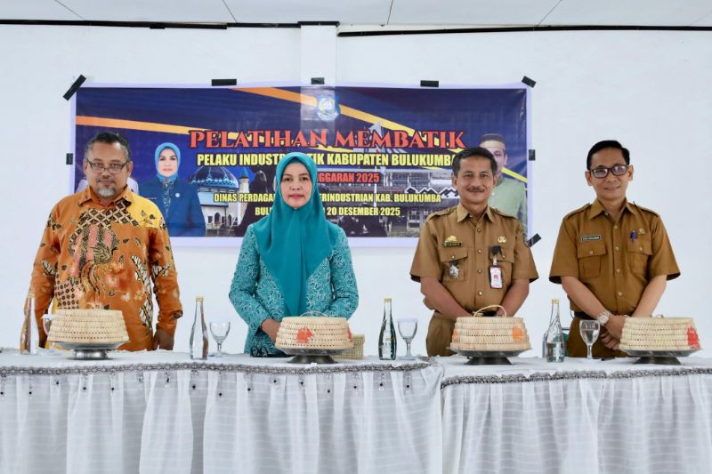 Pelatihan membatik pertama di Bulukumba resmi dimulai. Dihadiri Ketua Dekranasda Andi Herfida Muchtar.