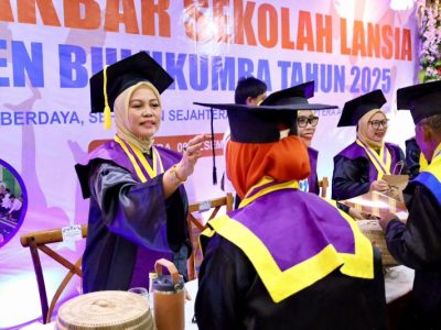 Wisuda Akbar Sekolah Lansia Bulukumba 2025 diikuti 125 peserta dari enam sekolah lansia.