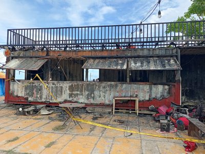 Penampakan tiga kedai yang ludes terbakar di Kawasan Wisata Pantai Merpati Bulukumba, Senin, 15 Desember 2025.