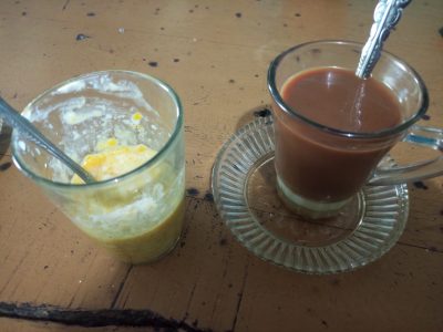 Kopi susu dan sajian telur setengah masak Warkop Jallo Bulukumba.
