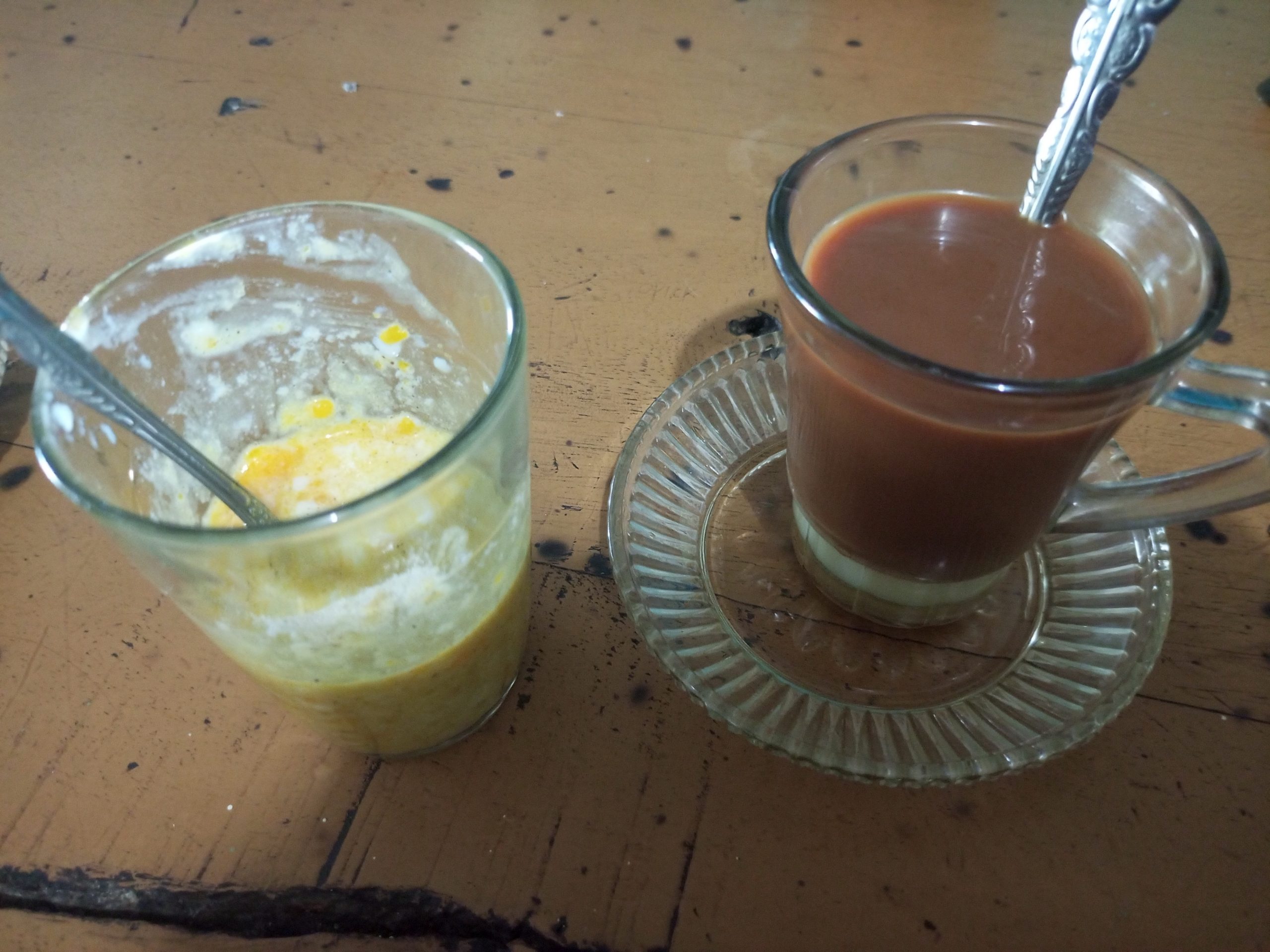 Kopi susu dan sajian telur setengah masak Warkop Jallo Bulukumba.