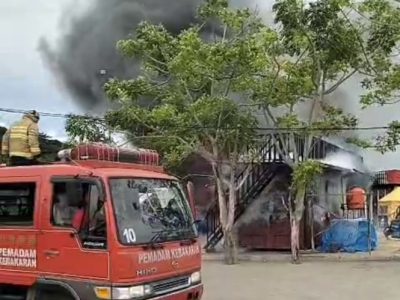 Sebuah box jualan di kawasan wisata Pantai Merpati, Kabupaten Bulukumba, dilalap api pada Senin, 15 Desember 2025.