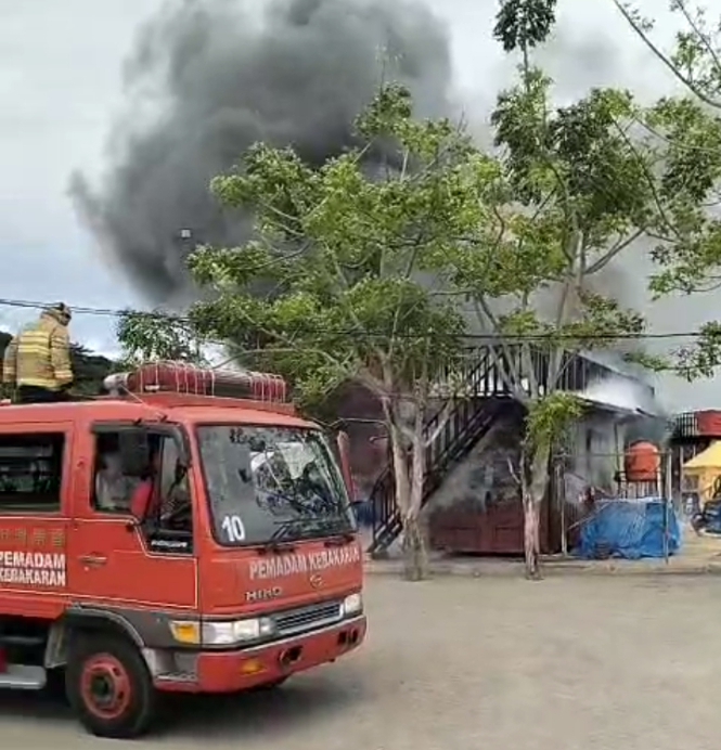 Sebuah box jualan di kawasan wisata Pantai Merpati, Kabupaten Bulukumba, dilalap api pada Senin, 15 Desember 2025.